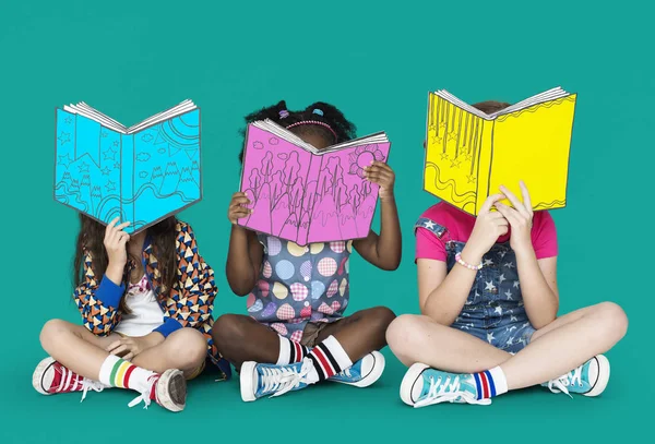 Niñas leyendo libros —  Fotos de Stock