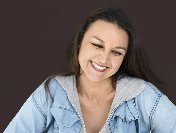Lächelnde junge Kaukasierin — Stockfoto