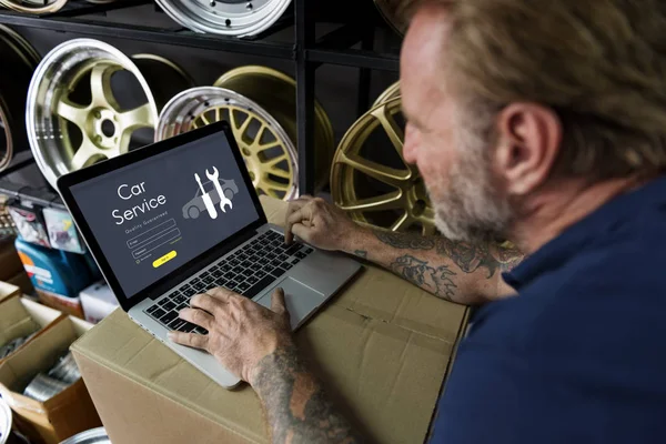Człowiek za pomocą laptopa w warsztacie — Zdjęcie stockowe