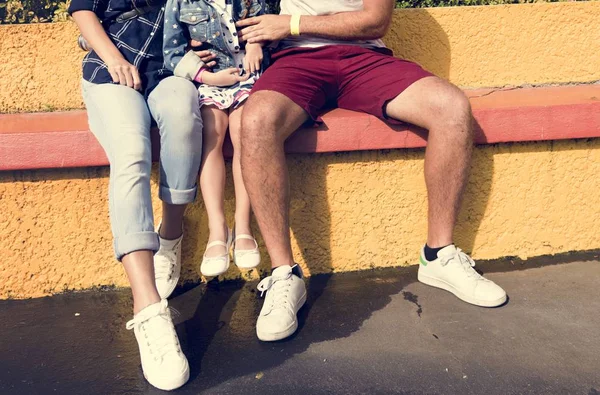 Family sitting on bench — Stock Photo, Image