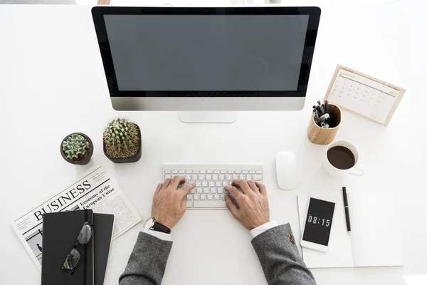 Persona escribiendo en el teclado de la computadora — Foto de Stock