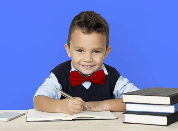 Menino escrevendo em caderno — Fotografia de Stock