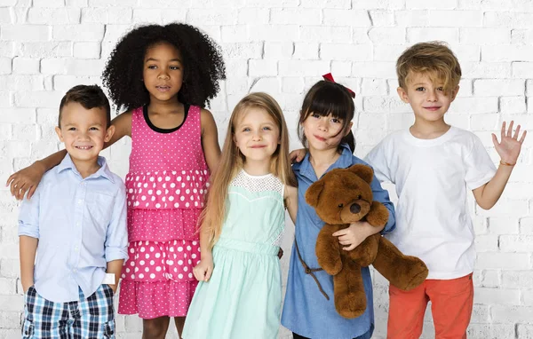 Niños sonrientes en el estudio —  Fotos de Stock