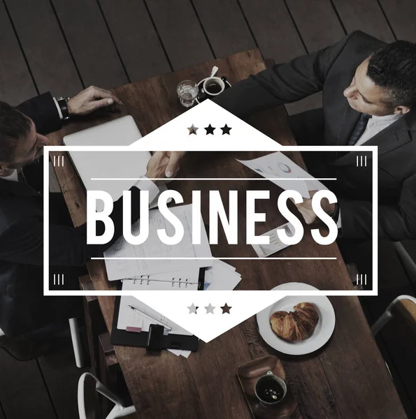 Toplantıda el sıkışan Businesmen — Stok fotoğraf