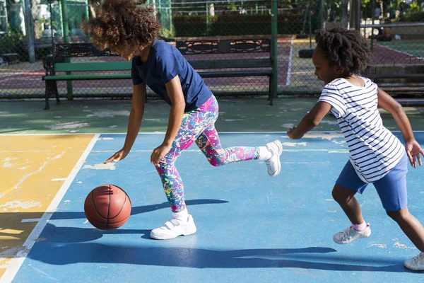 Meisjes spelen basketbal — Stockfoto