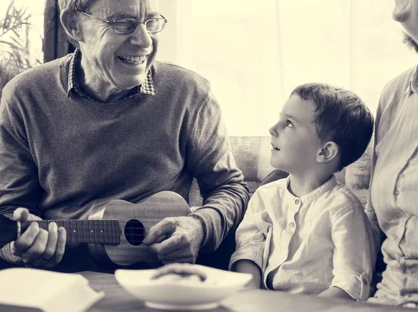 Abuelos y nieto jugando ukelele — Foto de Stock