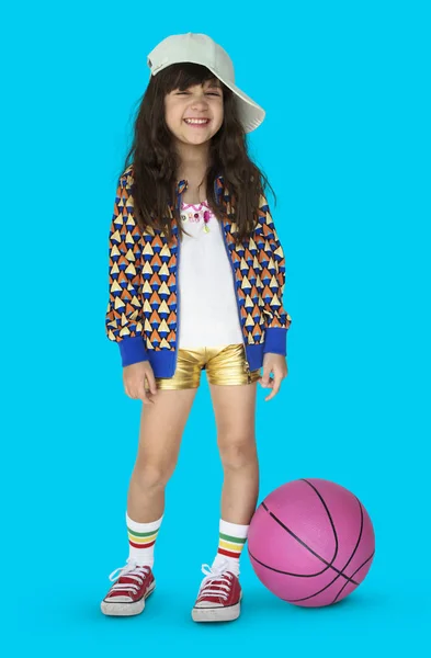 Piccola ragazza alla moda con pallone da basket — Foto Stock