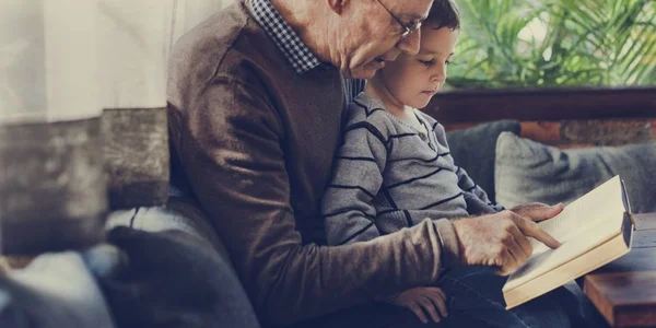 Abuelo y nieto leyendo libro —  Fotos de Stock