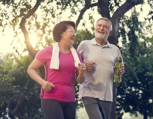 Sportliche Senioren joggen — Stockfoto