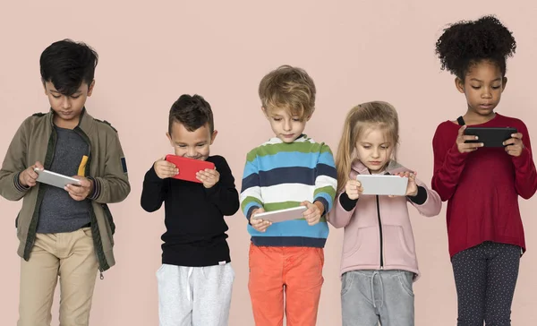 Дітей, застосовуючи смартфонів — стокове фото