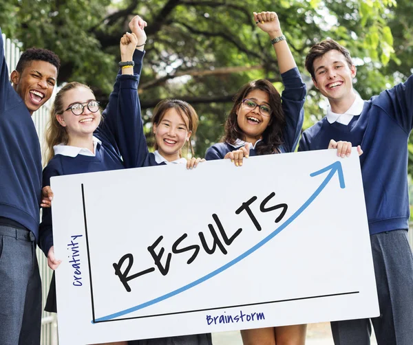 Estudantes segurando banner — Fotografia de Stock