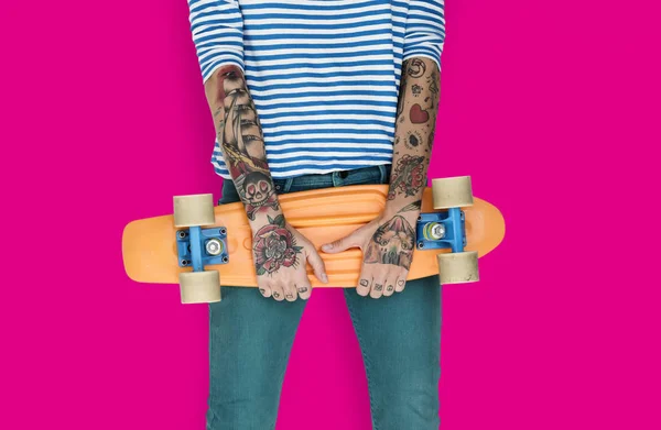 Donna che tiene Skateboard — Foto Stock
