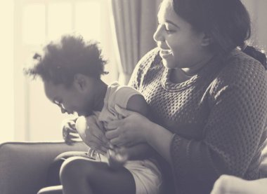 Anne kızıyla vakit geçiriyor.