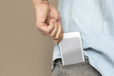 El ele tutuşan akıllı telefon.