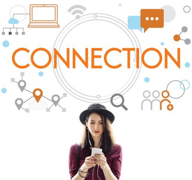 Akıllı telefon tarama şapkalı kadın