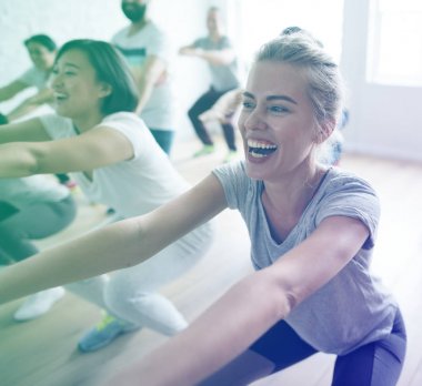 İnsanlar yoga sınıfında germe