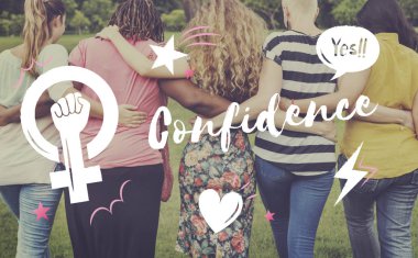 Beş kadın Parkı önünde kucaklayan