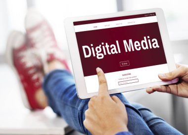 kişi holding dijital tablet