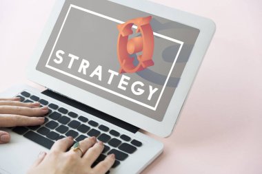 Dizüstü bilgisayarda yazan kadın klavyesi