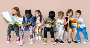 Eğitim ve hometask yapıyor çocuk