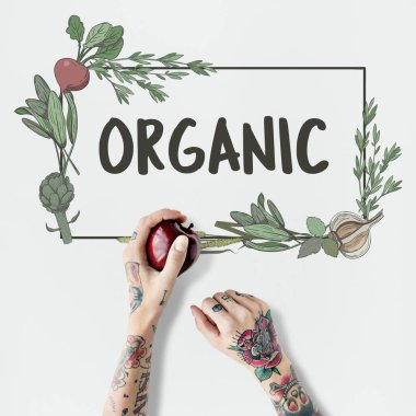 Dövmeli kişi holding elma. 