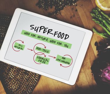 çalışma alanı tablosu üzerinde dijital tablet