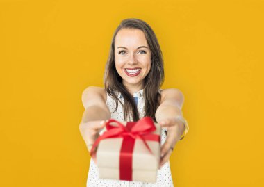  Ben kutu mevcut tutan kadın