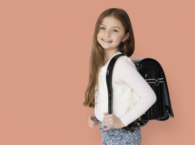 Güzel liseli kız sırt çantası ile