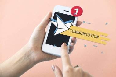 İnsan'ın ellerini kullanarak akıllı telefon 