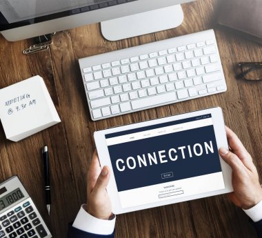 Dijital tablet kullanan işadamı