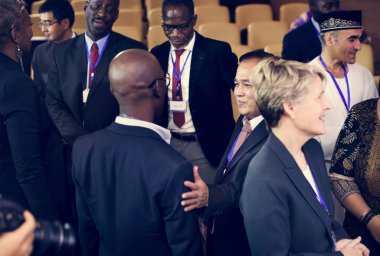 İnsanlar Uluslararası Konferansı'nda tartışıyor