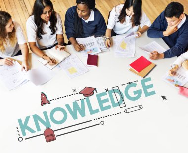 Çalışma ve masada okuyan öğrenciler