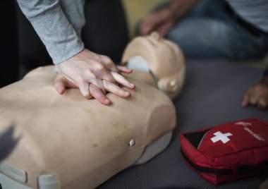 İnsanlar üzerinde Cpr ilk yardım eğitimi