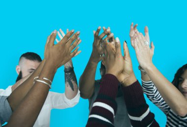 İnsanlar ellerini alkışlar