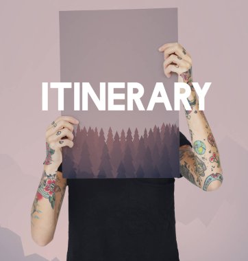 Dövmeli kişi holding afiş. 