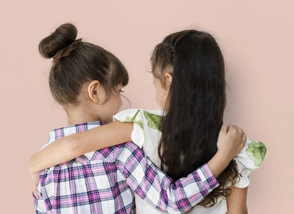 Duas meninas abraçando um ao outro — Fotografia de Stock