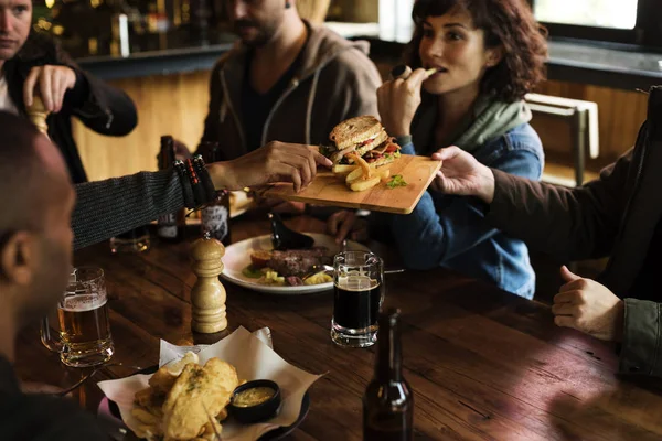 Mensen genieten van eten en drinken — Stockfoto