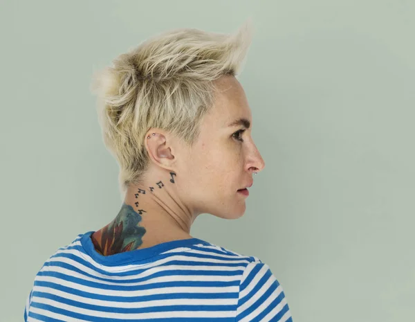 Donna con tatuaggio fresco — Foto Stock