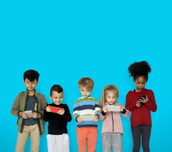 Çocuklar oynarken akıllı telefonlar — Stok fotoğraf