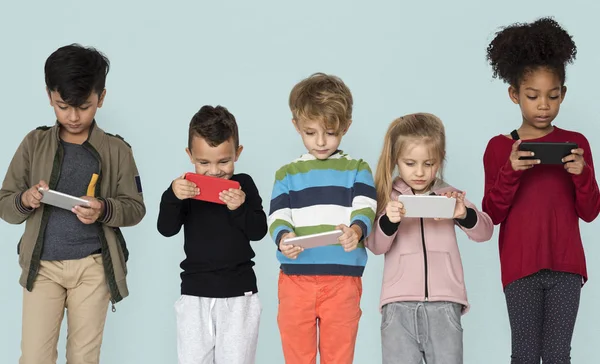 Niños usando teléfonos inteligentes — Foto de Stock