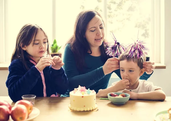 Familie viert verjaardag — Stockfoto