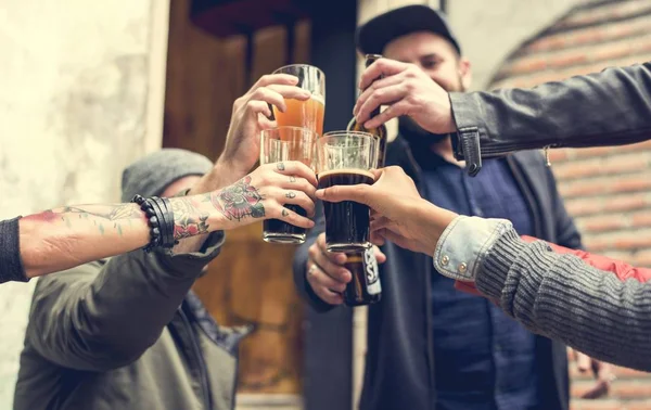 La gente saluda con cerveza — Foto de Stock