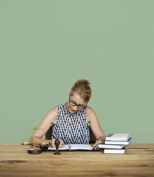 Volwassen zakenvrouw zittend op werkplek — Stockfoto