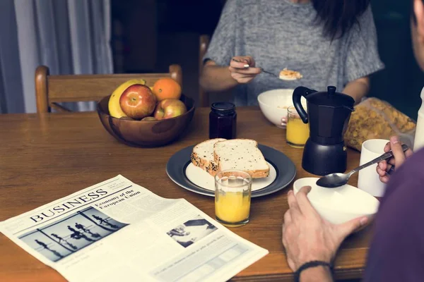 朝食をとるカップル — ストック写真