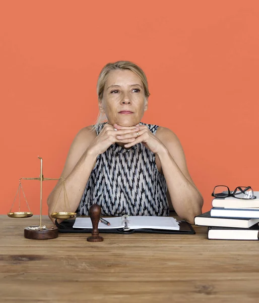 Зріла бізнес-леді сидить на робочому місці — стокове фото