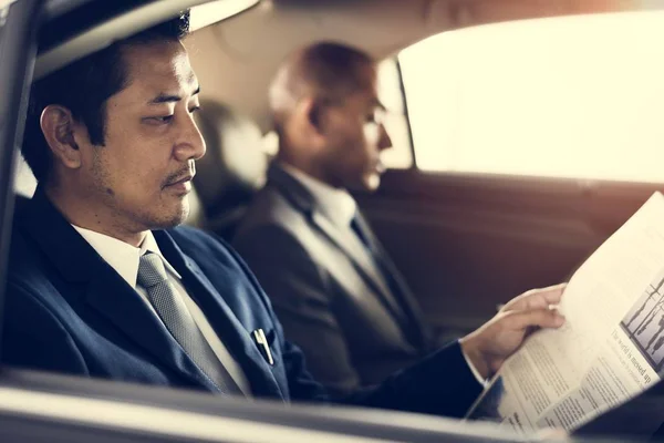 Zakelijke mannen zitten in auto — Stockfoto