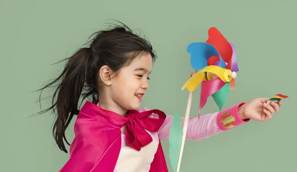 Дівчина тримає іграшковий вітряк — стокове фото