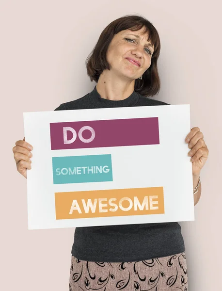 Mulher adulta segurando cartaz — Fotografia de Stock