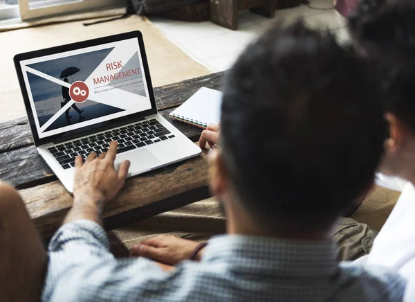 Dois homens sentados e usando laptop — Fotografia de Stock