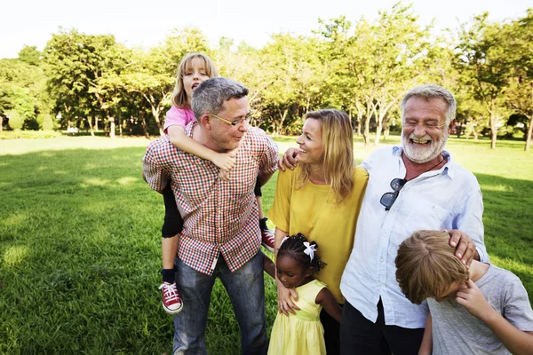 Passeggiata in famiglia nel parco — Foto Stock